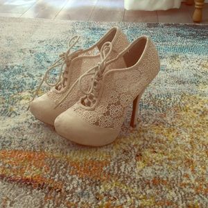 Blush-toned flower lace heels